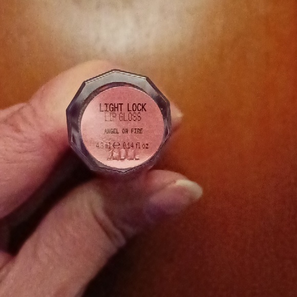 LIQUID LIPSTICK (ABOUT FACE) - Picture 2 of 3